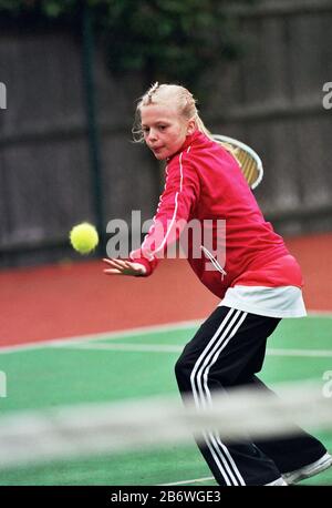 Harriet Dart, joueur de tennis britannique, photographié à l'âge de 11 ans au South Hampstead tennis Club, Londres Banque D'Images