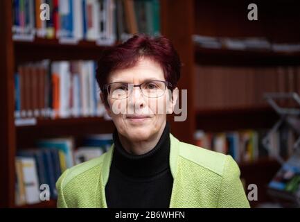 Potsdam, Allemagne. 11 mars 2020. EVA Ehrentreich-Förster, directrice de l'Institut Fraunhofer de thérapie cellulaire et d'immunologie, est présente à la bibliothèque de l'Institut. Crédit: Soeren Stache/dpa-Zentralbild/ZB/dpa/Alay Live News Banque D'Images