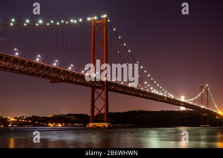 Le Ponte 25 de Abril à Lisbonne le soir Banque D'Images