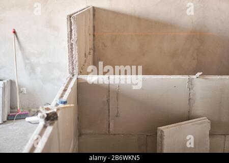 Plaque de gypse. Construction de murs internes dans l'appartement à l'aide d'une plaque de béton en plâtre avec arête de rainure. Banque D'Images