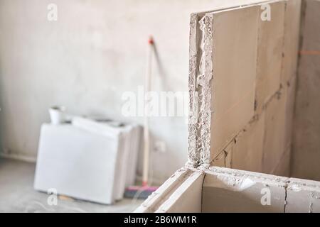 Plaque de gypse. Construction de murs internes dans l'appartement à l'aide d'une plaque de béton en plâtre avec arête de rainure. Banque D'Images