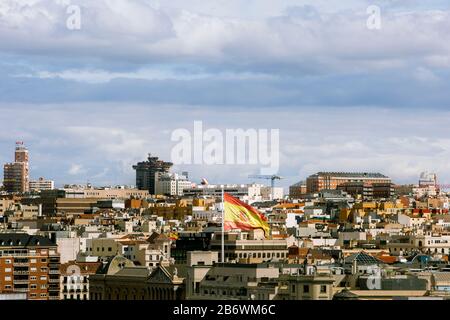 Grand drapeau espagnol de la place Columbus à Madrid, Espagne Banque D'Images