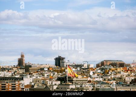 Grand drapeau espagnol de la place Columbus à Madrid, Espagne Banque D'Images