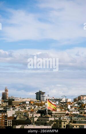 Grand drapeau espagnol de la place Columbus à Madrid, Espagne Banque D'Images