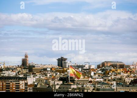 Grand drapeau espagnol de la place Columbus à Madrid, Espagne Banque D'Images