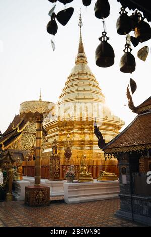 Célèbre pagode à chiang mai, thaïlande au coucher du soleil avec de belles réflexions dorées Banque D'Images