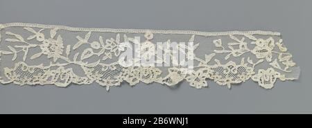 Japonstrook van Applicatekant met symmetrische réserve des langs de onderrand Japon Strip côté application de couleur naturelle, dentelle de bobine et côté aiguille appliqué sur l'usinage de la tulile. Modèle symétrique le long du bord inférieur avec deux réserves avec remplissage en treillis, couronné et volutes avec cinq fleurs au fond. Entre les deux réserves et une fleur de rose sur les deux grandes fleurs extérieures. Les branches courbées de printemps décorées avec de grandes fleurs. La bande se compose de trois pièces cousues ensemble, et est cousue à BK-BR-J-191. Fabricant : laceworker: Fabrication anonyme: Banque D'Images