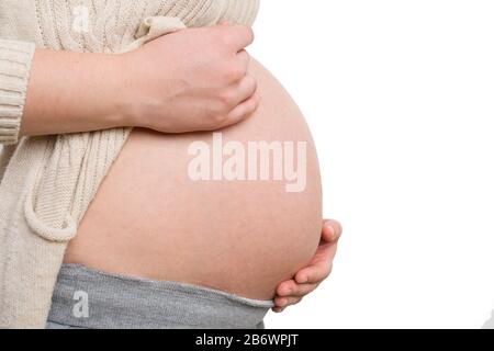 Profil de gros plan de la femme enceinte tenant le ventre isolé sur fond blanc Banque D'Images