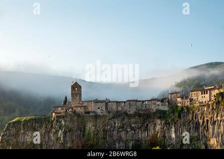 Catalogne, Gérone, Castelfollit de la Roca. Village médiéval, perché sur une crête volcanique dans le parc de la zone volcanique de Garrotxa, Pyrénées Banque D'Images