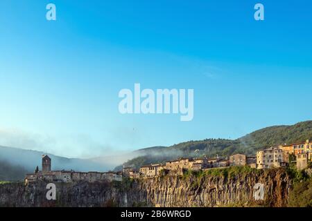 Catalogne, Gérone, Castelfollit de la Roca. Village médiéval, perché sur une crête volcanique dans le parc de la zone volcanique de Garrotxa, Pyrénées Banque D'Images