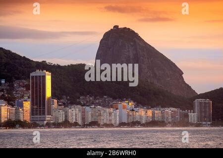 Plage de Copacabana Leme et montagne de pain de sucre à Rio de Janeiro, Brésil Banque D'Images