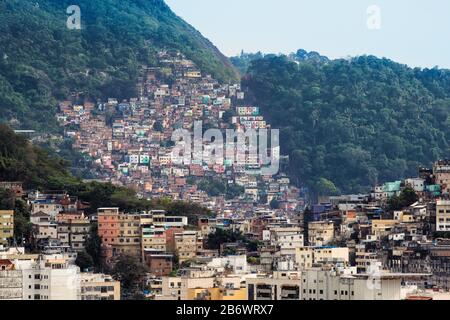 Brésil, Rio De Janeiro. Logements de taudis dans la favela Morro da Babilonia juste au-dessus de la plage de Copacabana Banque D'Images