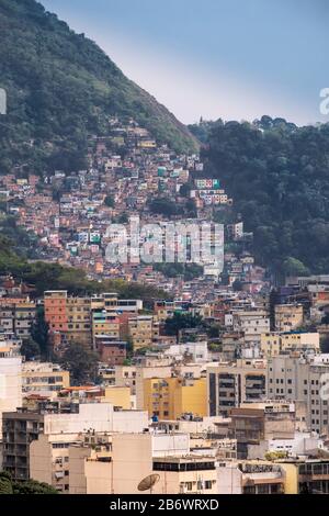 Brésil, Rio De Janeiro. Logements de taudis dans la favela Morro da Babilonia juste au-dessus de la plage de Copacabana Banque D'Images