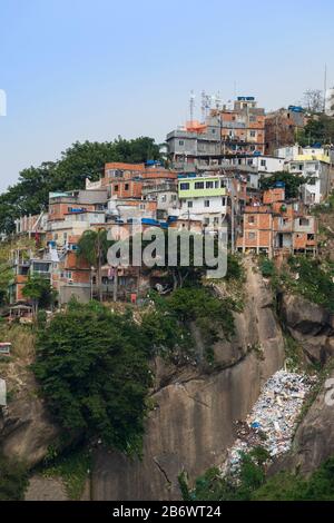 Brésil, Rio De Janeiro. Les maisons de taudis dans Pavao Pavaozinho favela juste au-dessus de la plage de Copacabana avec des ordures jetées ont chuté au-dessus de la colline Banque D'Images