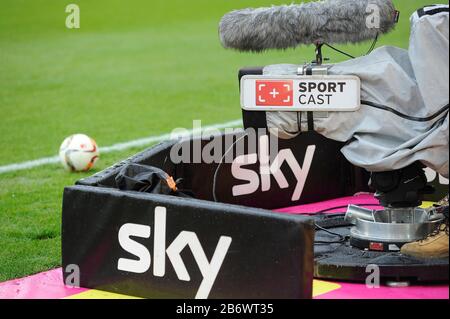 Stuttgart Allemagne. 23 avril 2016. Jeux fantômes sur Coronavirus Sky montre les jeux de Bundesliga sur la télévision gratuite. Photo à thème, photo d'archive : photo symbolique, caractéristique, motif marginal, télévision payante, télévision payante, droits de télévision, diffusion de football, chaîne de télévision, CIEL, caméra, caméra TV, SportCast, Sport Cast. Soccer 1. Bundesliga, 31ème jour de jumelage, VFB Stuttgart-Borussia Dortmund 0-3 le 23 avril 2016 à Stuttgart Allemagne. MERCEDES BENZ ARENA. | utilisation dans le monde crédit: DPA/Alay Live News Banque D'Images