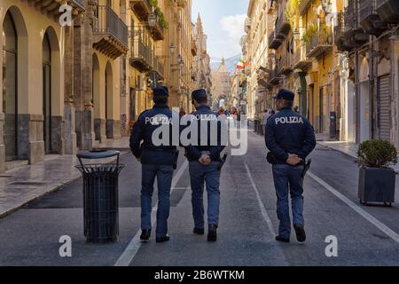 La police patrouille dans les rues de Palerme pendant la pandémie du virus Corona COVID-19 en Sicile Banque D'Images