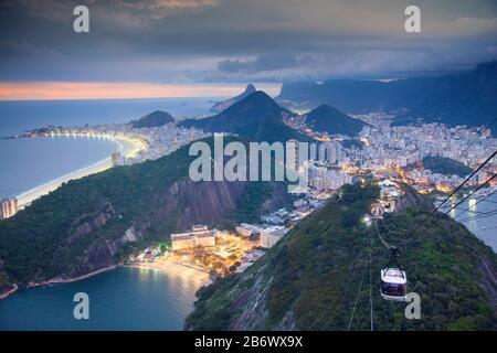 Brésil, Rio de Janeiro, vue nocturne sur la colline d'Urca, Uraca et Copacabana depuis le sommet du pain de sucre Banque D'Images