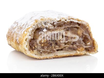 'Apfelstrudel' Apple Strudel, strudel viennois traditionnel. Pâtisserie populaire en Autriche, en Italie du Nord et dans d'autres pays européens. Isolé sur blanc Banque D'Images