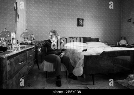 Italie, Lombardie, Casorezzo, Coronavirus, Covid 19, femme âgée dans sa maison Banque D'Images