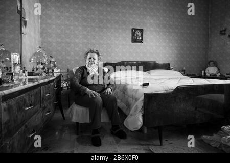 Italie, Lombardie, Casorezzo, Coronavirus, Covid 19, femme âgée dans sa maison Banque D'Images