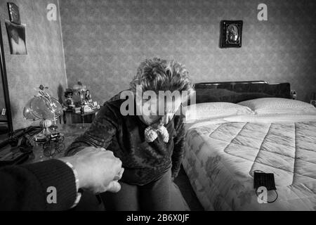 Italie, Lombardie, Casorezzo, Coronavirus, Covid 19, femme âgée dans sa maison Banque D'Images