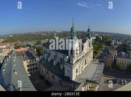 C'est une vue de Lublin (Pologne) depuis la tour de Trynitarska. La cathédrale Saint-Jean-Baptiste et l'évangéliste sont au premier plan. Banque D'Images