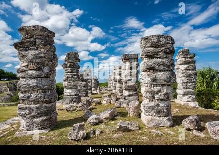 Colonnes de pierre à Edificio de las Pilastra, ruines mayas à Ake, Yucatan, Mexique Banque D'Images