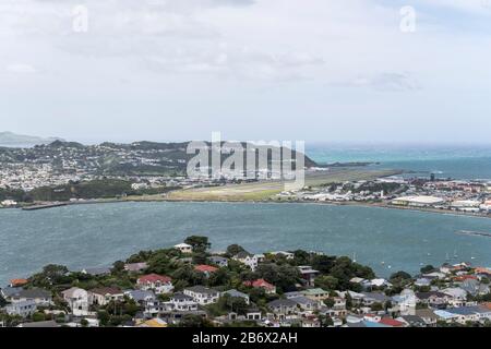 Wellington, NOUVELLE-ZÉLANDE - 13 novembre 2019: Paysage urbain aérien avec pistes de l'aéroport international, vue de la colline du mont Victoria , tourné dans clair clou Banque D'Images