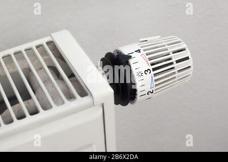 Vanne thermostatique du radiateur système de chauffage régulateur à distance vanne pneumatique de régulation de température. Avec un morceau de radiateur sur le côté gauche. Banque D'Images