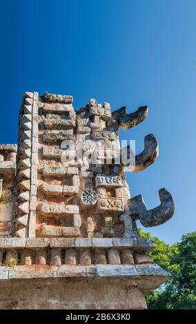 Masques de pluie god Chaac à El Palacio (Palais), Grupo 1, ruines mayas au site archéologique de Xlapak, Ruta Puuc, État du Yucatan, Mexique Banque D'Images