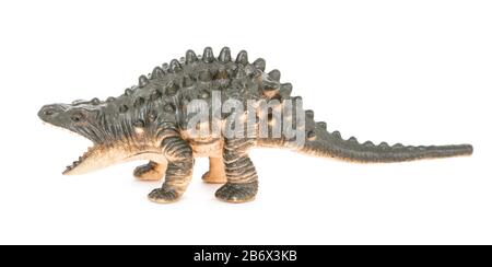 Jouet en plastique Ankylosaure. Isolé sur fond blanc avec ombre naturelle. Dinosaure blindé sur bg blanc. Dinosaure avec épines. Banque D'Images