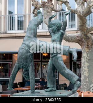 Cette structure est connue sous le nom de Fontaine de Cartwheel en anglais et est considérée comme l'un des principaux symboles de Düsseldorf (Allemagne). Cette jolie fontaine est Banque D'Images