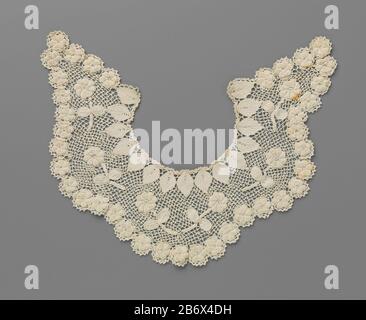 Kraag voor een jongen van Ierse gehaakte kant. Modèle de ligend, van voren punten eindigend en drie vlakke loben (schouders en intermédiaire). Symmetrel patroon van ronde rozen op lange een Steel met twee bladeren. De twee rozen intermédiaire vormen een v en de rozen zijn a rencontré elkaar verbonden porte een ruitvormig netwerk a rencontré des picots. Langs de hals loopt een rand van ruitvormige bladeren. Langs de buitenrand loopt een schulpenrand van aaneengeschakelde reliëfigé, zoals de rozen in het intermédiaire, maar dan zonder acier. Rond elke roos een boogjesrandje. Fabricant : kanwerkster: W. de JongPl Banque D'Images