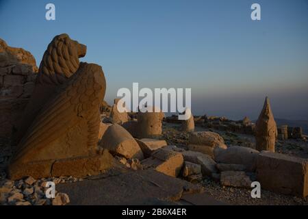 Certaines statues près du pic du mont Nemrut (Turquie). West Terrace : les têtes de lion et de Greak Gods. Banque D'Images