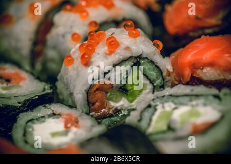 Macro-shot et vue rapprochée avec rouleau et sushi assortis Banque D'Images