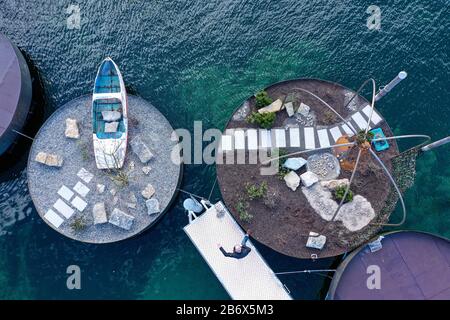 12 mars 2020, Bade-Wuttenberg, Überlingen : plusieurs jardins flottants sont situés dans la marina à l'est. Les jardins flottants font partie du State Garden Show, qui commence le 23 avril au lac de Constance et dure jusqu'au 18 octobre 2020. Photo: Felix Kästle/Dpa Banque D'Images