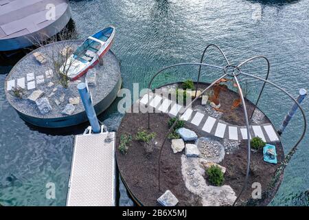 12 mars 2020, Bade-Wuttenberg, Überlingen : plusieurs jardins flottants sont situés dans la marina à l'est. Les jardins flottants font partie du State Garden Show, qui commence le 23 avril au lac de Constance et dure jusqu'au 18 octobre 2020. Photo: Felix Kästle/Dpa Banque D'Images