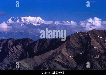 Tableaux numériques: Chaukhamba peaks-165 Chaukhamba est un massif de montagne à quatre piliers dans le groupe de Gagotri de Garhwal Himalaya, Uttarakhmain, Inde. Banque D'Images