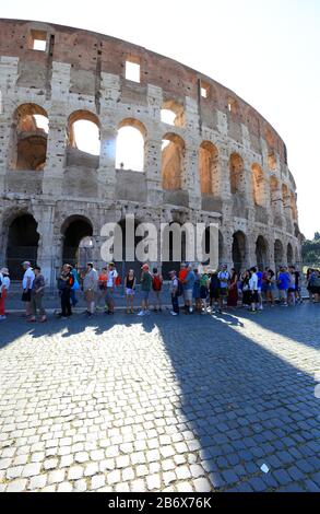 Editorial - Colisée, Rome - Italie 16 juin 2019: Les touristes qui attendent en ligne pour entrer dans le célèbre monument de Rome pendant une chaude journée d'été. Banque D'Images