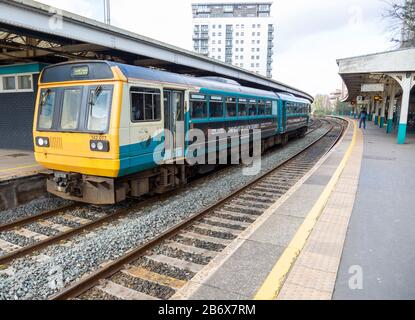 Transport pour le train Wales classe 142 à la gare de Queen Street, Cardiff, Pays de Galles du Sud, Royaume-Uni Banque D'Images