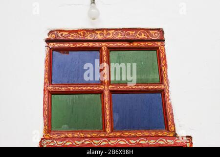 Verre coloré dans une fenêtre à l'intérieur d'une maison à Fes, Maroc Banque D'Images