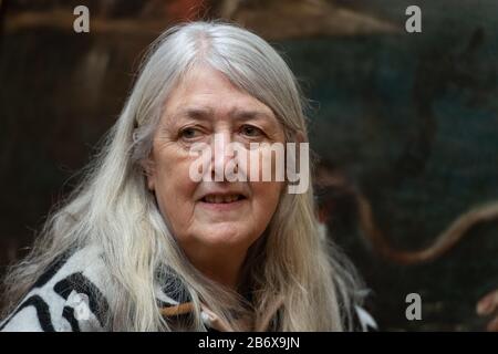 Mary Beard, historien à la presse de la série Poesie de Titien de peintures mythologiques grecques à grande échelle, qui fait partie de l'exposition « Titien: Amour, Désir, mort », à la National Gallery, Londres. L'exposition rassemble pour la première fois la série de six peintures dans leur intégralité depuis la fin du XVIe siècle. Banque D'Images