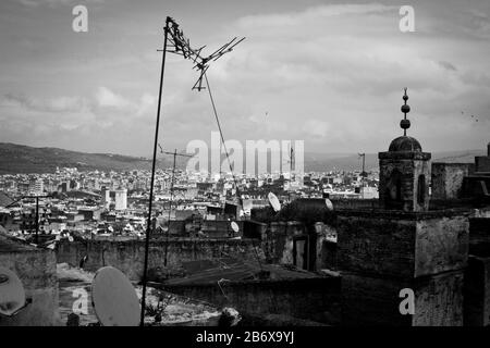 Vue sur Fes, au Maroc, depuis la campagne environnante Banque D'Images