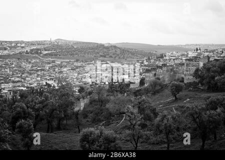 Vue sur Fes, au Maroc, depuis la campagne environnante Banque D'Images