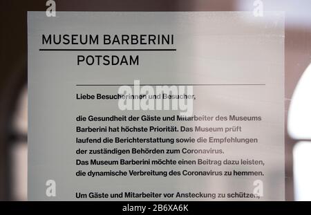 12 Mars 2020, Brandebourg, Potsdam: On. Avis à côté de l'entrée du musée Barberini sur la place du Vieux marché informe les visiteurs de la fermeture. Afin de protéger les clients et les employés d'une éventuelle infection par le virus corona, le musée Barberini avait déjà sérieusement limité le nombre de visiteurs la semaine dernière. Cependant, puisque le musée a été fermé pour la grande exposition publique 'Monet. Orte' avec initialement 2500 à 3000 visiteurs par jour, le musée ne peut garantir la limite recommandée de 500 à 1000 visiteurs lors d'événements culturels, le musée sera fermé du 12.03.2020 au 17.03. Banque D'Images