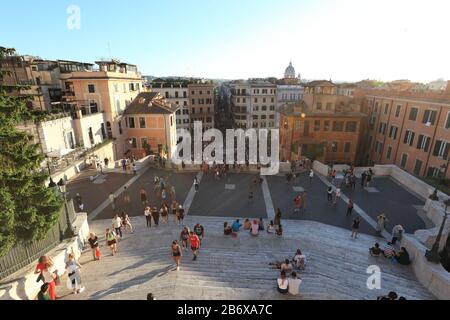 Éditorial - Marches espagnoles, Rome - Italie 16 juin 2019: Les touristes visitent le célèbre monument de Rome pour une chaude journée d'été. Banque D'Images