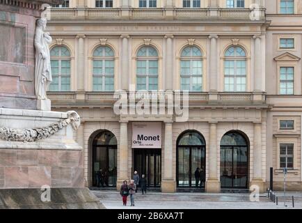 12 mars 2020, Brandebourg, Potsdam: Les passants quittent le quartier d'entrée du musée Barberini sur l'Alter Markt. Afin de protéger les clients et les employés contre une éventuelle infection par le virus corona, le musée Barberini avait déjà sévèrement limité le nombre de visiteurs la semaine dernière. Cependant, puisque le musée n'a pas pu accueillir la grande exposition publique 'Monet. Orte' avec initialement 2500 à 3000 visiteurs par jour, le musée ne peut garantir la limite recommandée de 500 à 1000 visiteurs lors d'événements culturels, le musée sera fermé du 12.03.2020 au 17.03.2020 inclusivement. Photo : s Banque D'Images