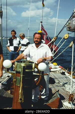 En regardant vers l'arrière à bord du yacht de classe J 'Velsheda' (K 7), en train de se refermer par une légère brise : la voile dans le Solent après la première repose, été 1991. Archiver la photo du film Banque D'Images