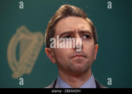 Le ministre de la Santé Simon Harris lors d'une conférence de presse dans les bâtiments gouvernementaux de Dublin, après que le premier ministre irlandais Leo Varadkar a annoncé que toutes les écoles, les collèges et les structures de garde d'enfants d'Irlande fermieront leurs activités jusqu'au 29 mars à la suite de l'épidémie de Covid-19. Banque D'Images