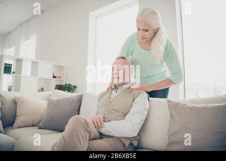 Photo de positif calme paisible beau grand-père obtenir un massage parfait du dos de sa charmante femme tendre et soigneuse Banque D'Images